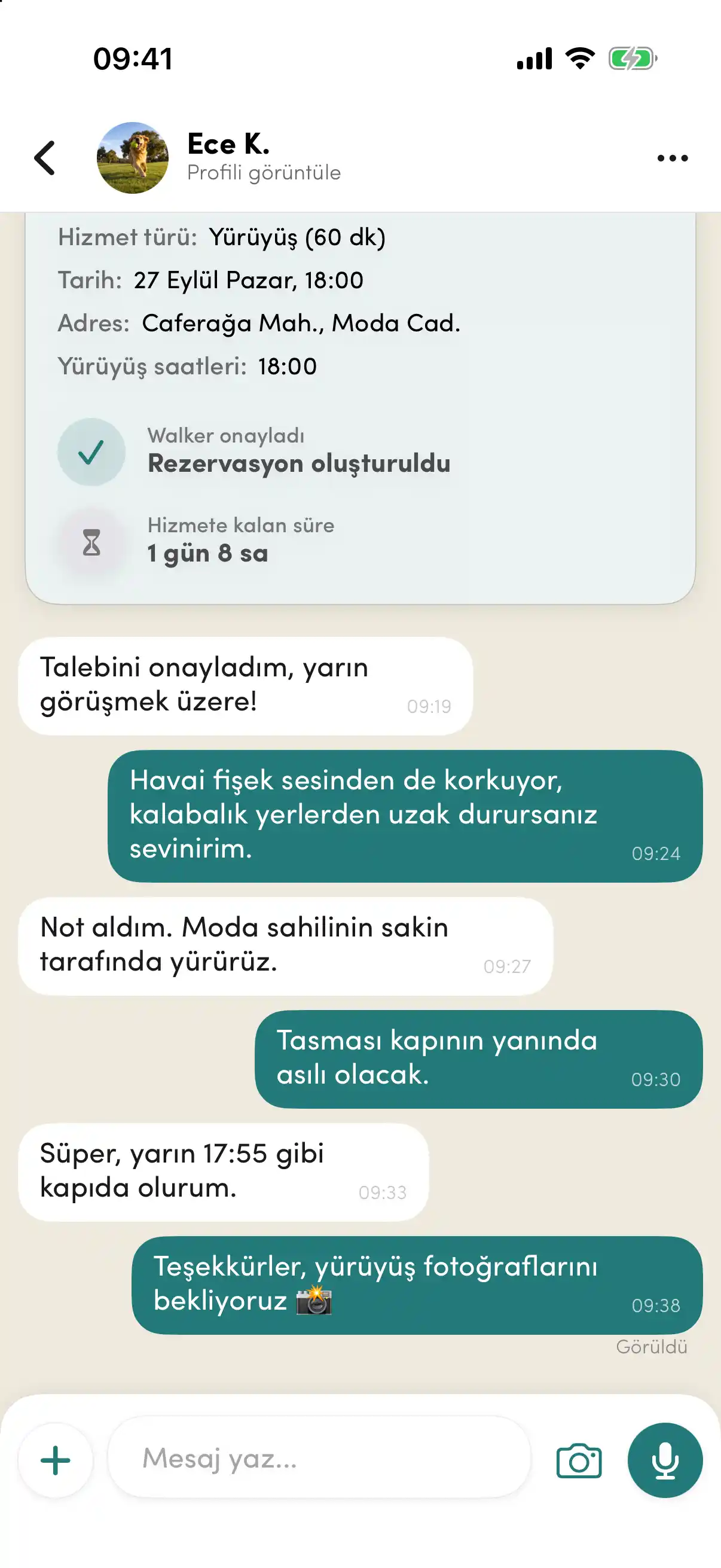 Walker'la mesajlaşma: üstte onaylanmış rezervasyon kartı, altında yürüyüşle ilgili mesajlar ve mesaj yazma alanı.